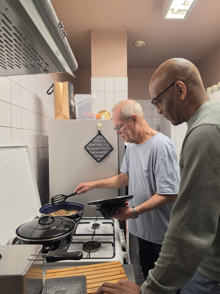 Gerard en Percey in de keuken.
