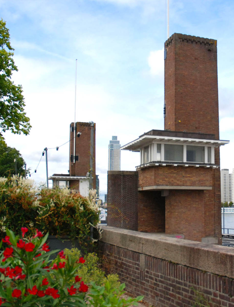2 hoge huisjes op de Maaskade (Foto: Ilonka Schutte)